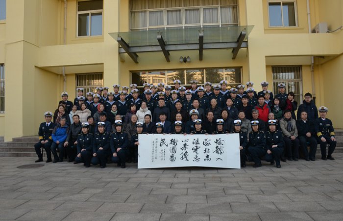 東方海納集團(tuán)與中國(guó)愛國(guó)擁軍促進(jìn)會(huì)走進(jìn)潛艇部隊(duì)舉辦“關(guān)愛海防──全國(guó)著名書畫家文化擁軍活動(dòng)”