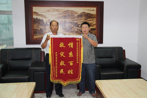 受災(zāi)菜農(nóng)代表贈(zèng)送錦旗