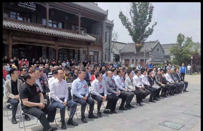 集團(tuán)公司董事長(zhǎng)出席慶祝中國(guó)共產(chǎn)黨成立100周年書畫展暨第二屆“香凝如故”全國(guó)美術(shù)作品青島巡展開(kāi)幕式